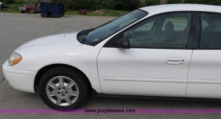 image for item L2055 2004 Ford Taurus