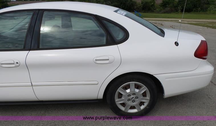 image for item L2055 2004 Ford Taurus