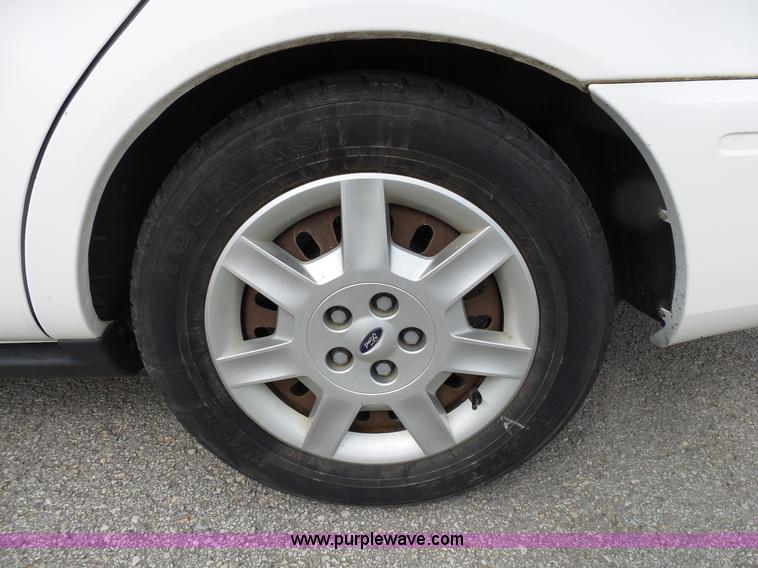 image for item L2055 2004 Ford Taurus