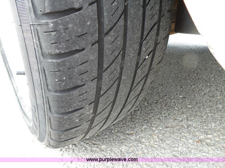 image for item L2055 2004 Ford Taurus