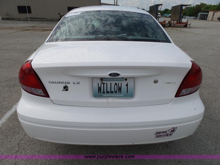 image for item L2055 2004 Ford Taurus