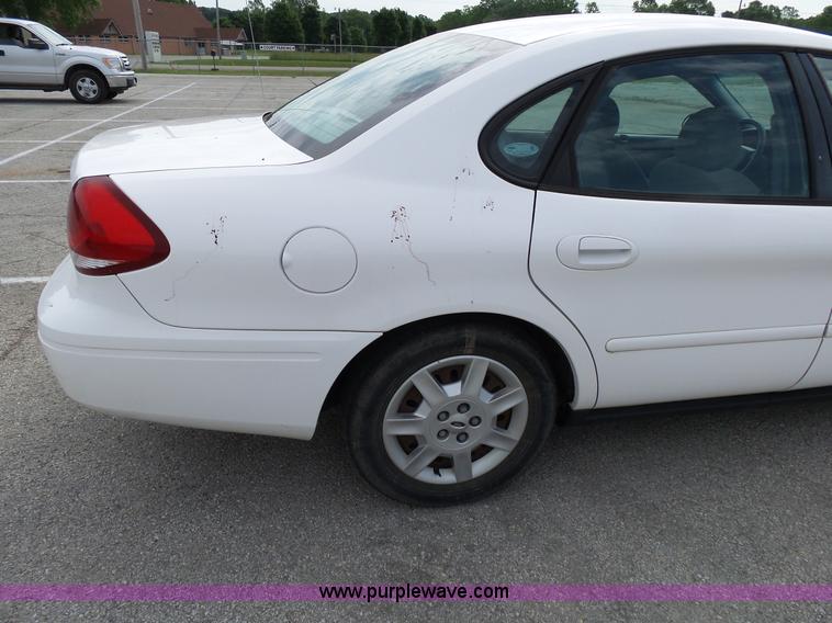 image for item L2055 2004 Ford Taurus