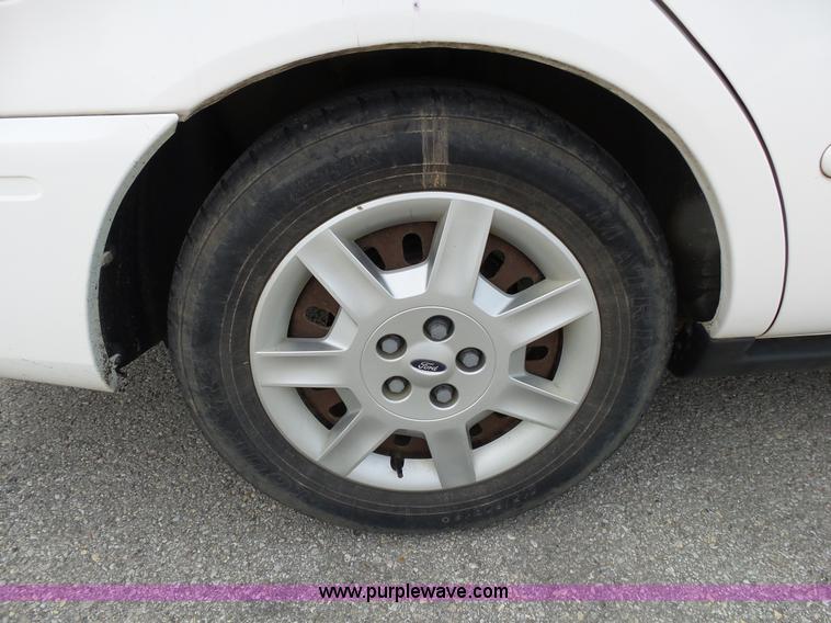 image for item L2055 2004 Ford Taurus