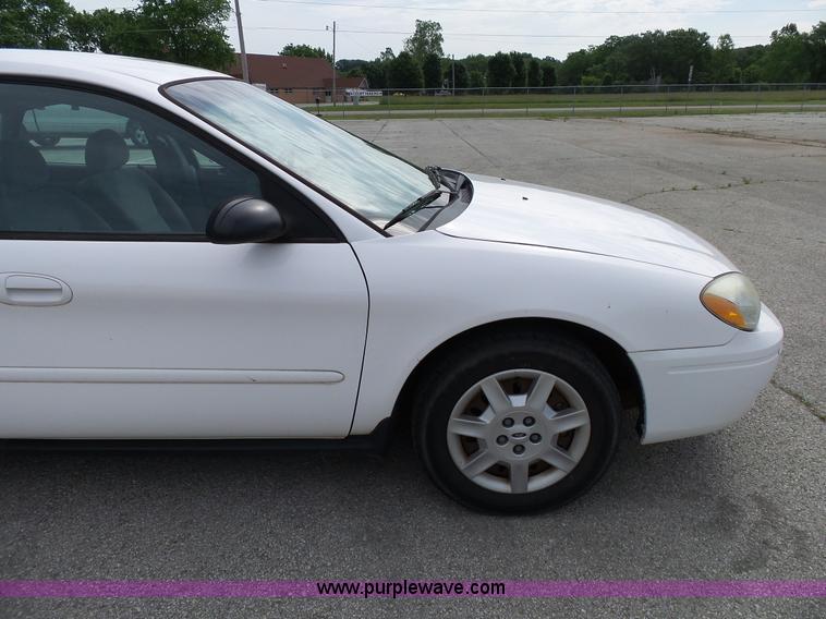 image for item L2055 2004 Ford Taurus