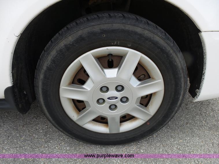 image for item L2055 2004 Ford Taurus
