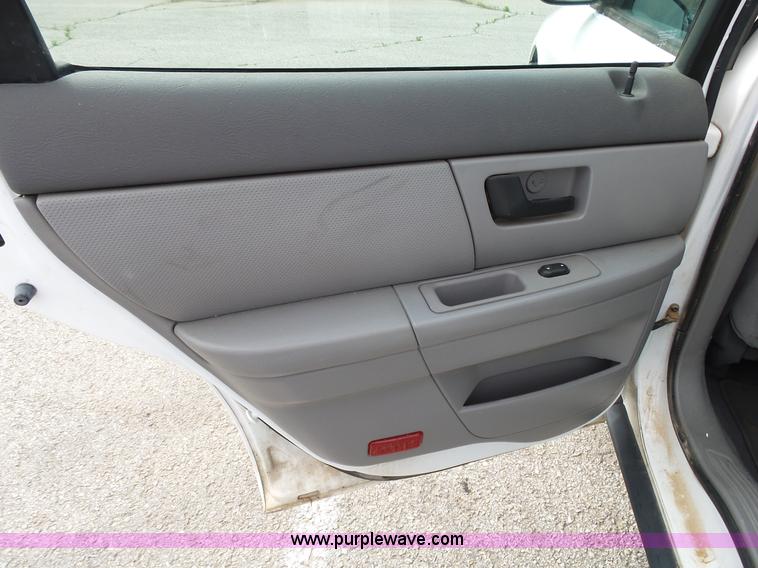 image for item L2055 2004 Ford Taurus