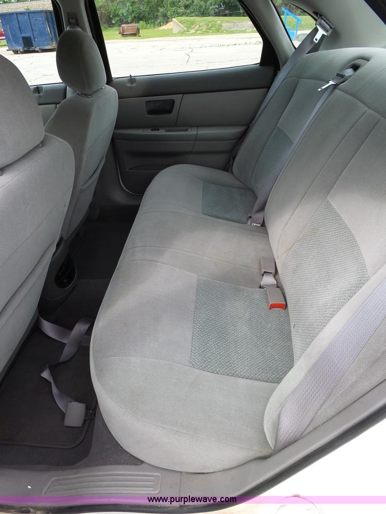 image for item L2055 2004 Ford Taurus