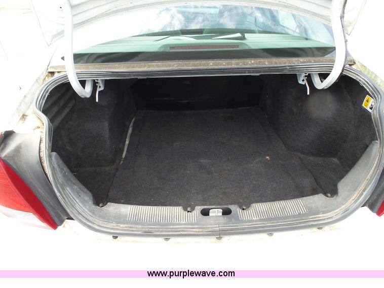 image for item L2055 2004 Ford Taurus