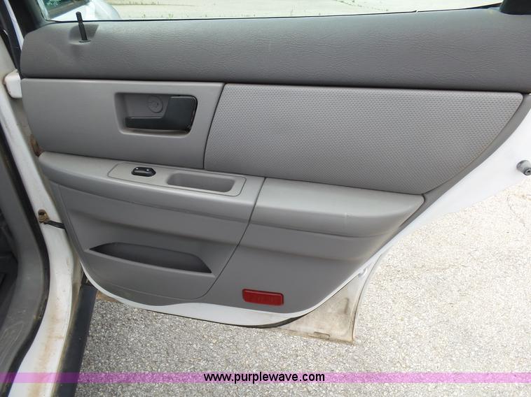 image for item L2055 2004 Ford Taurus