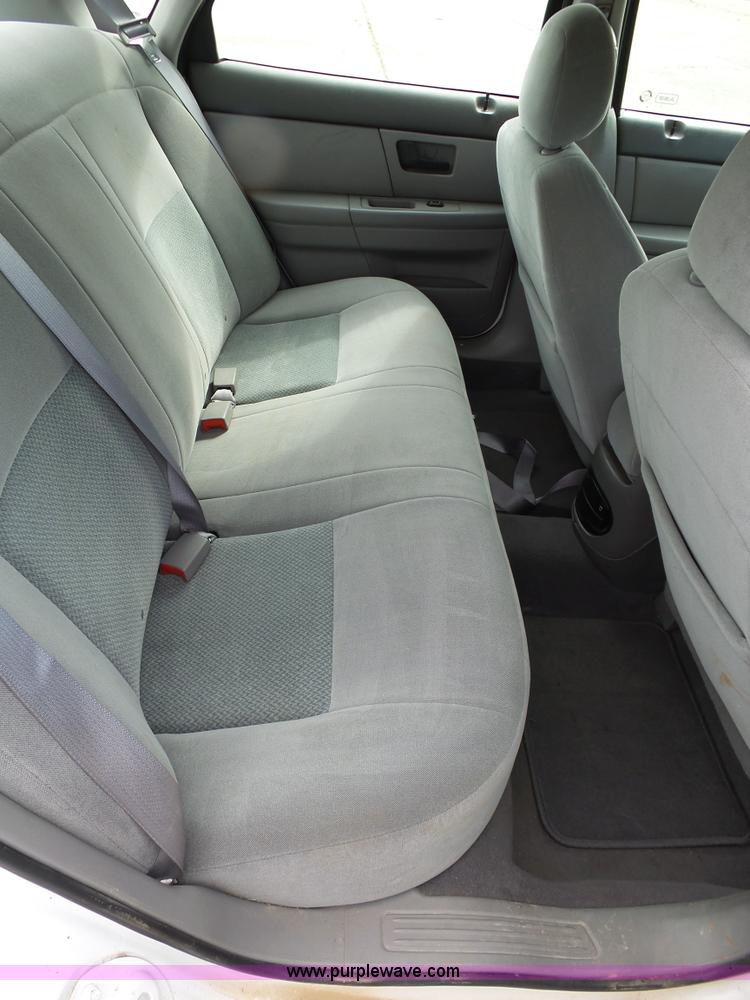 image for item L2055 2004 Ford Taurus