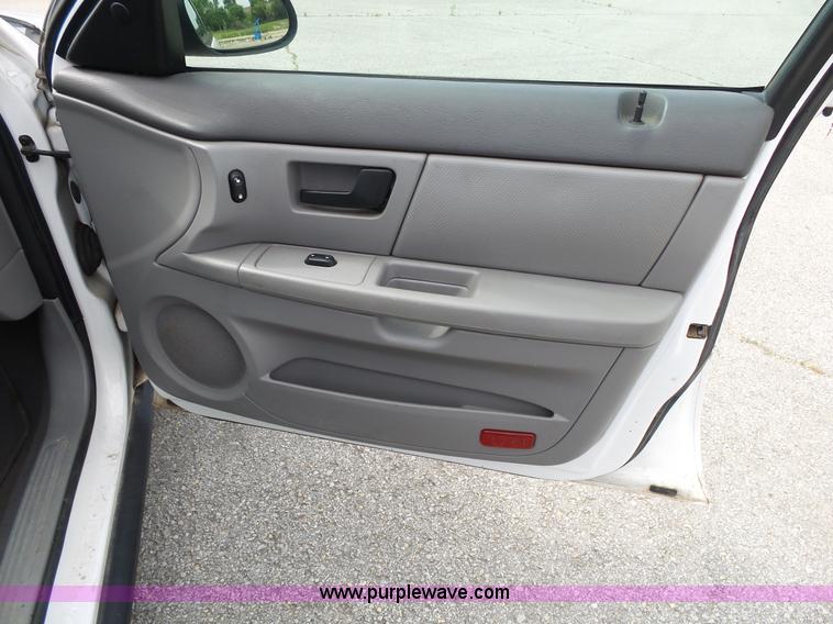 image for item L2055 2004 Ford Taurus