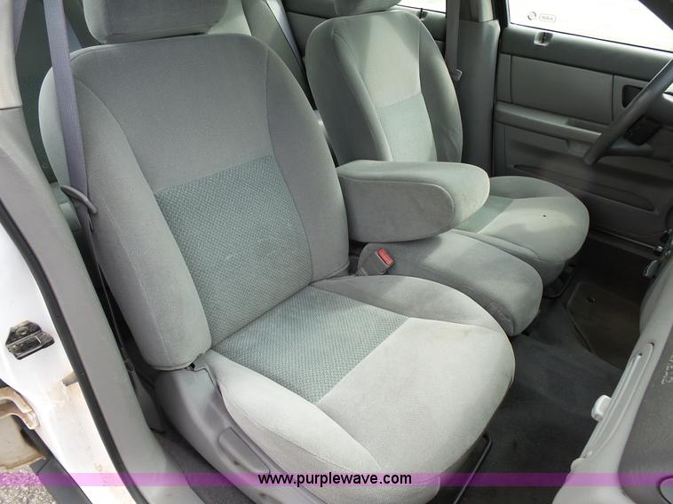 image for item L2055 2004 Ford Taurus