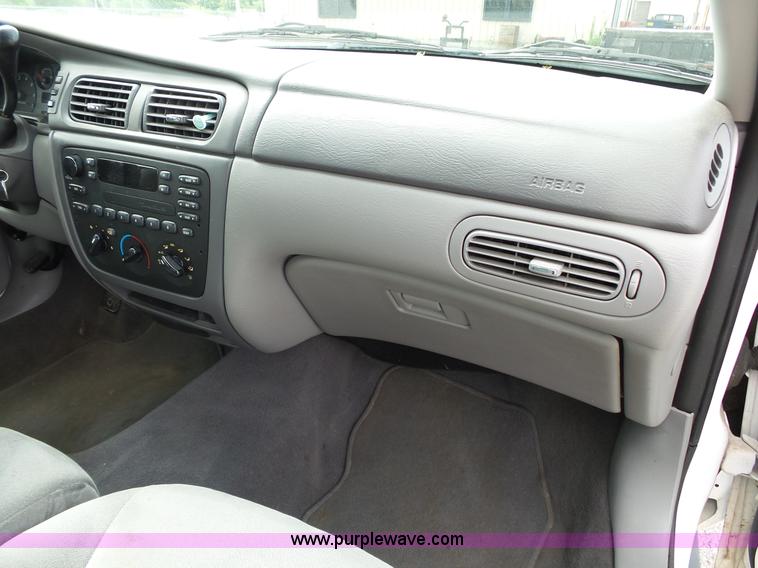 image for item L2055 2004 Ford Taurus