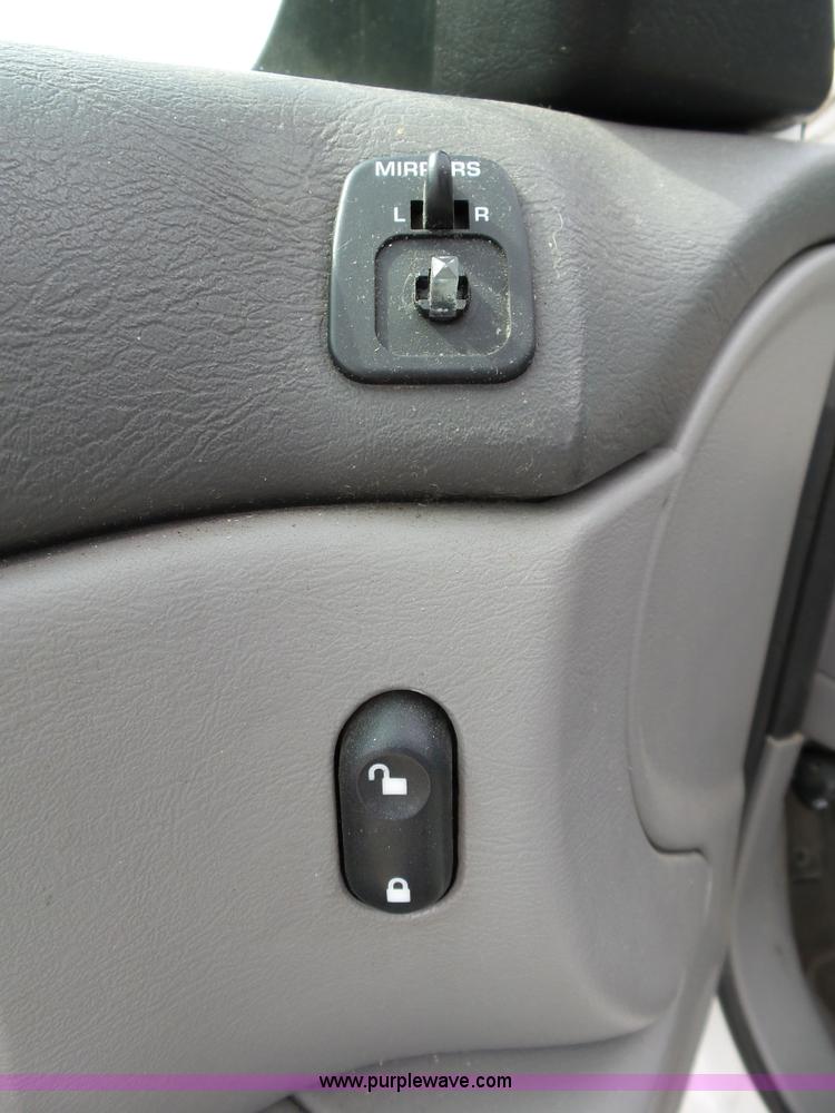 image for item L2055 2004 Ford Taurus