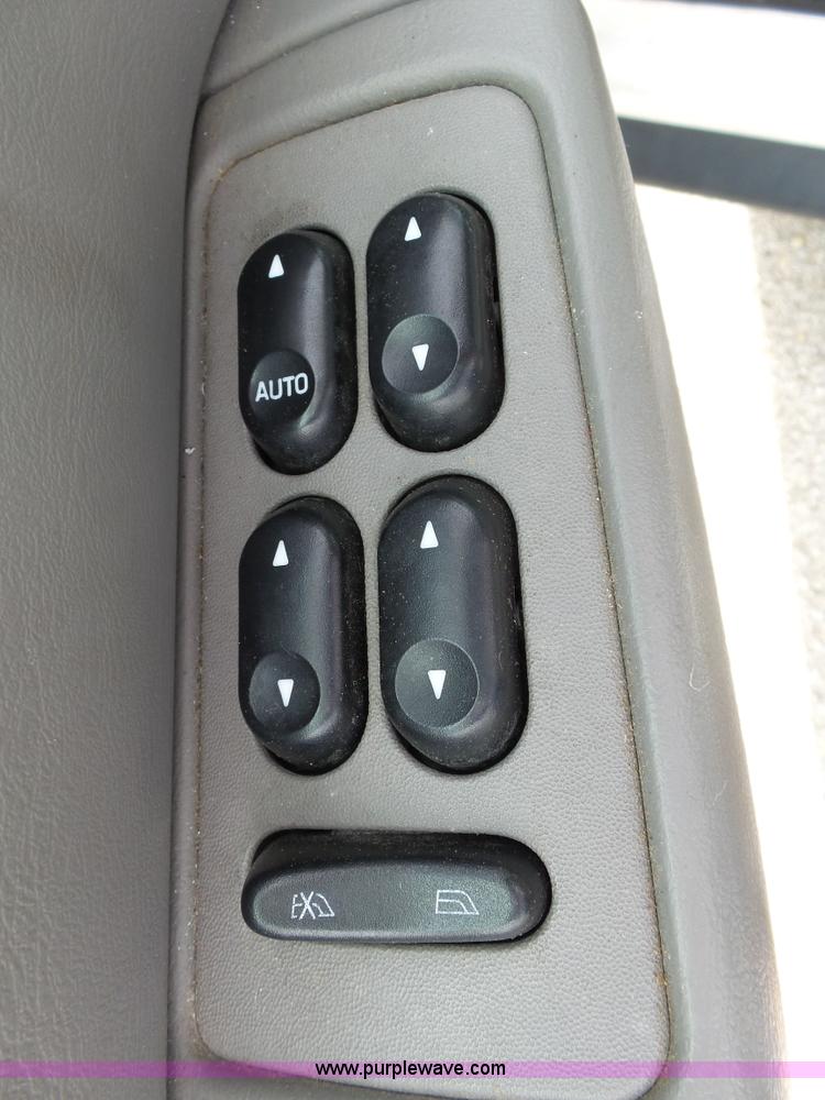 image for item L2055 2004 Ford Taurus