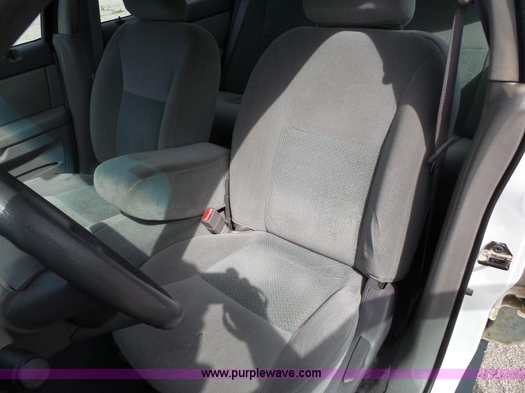 image for item L2055 2004 Ford Taurus