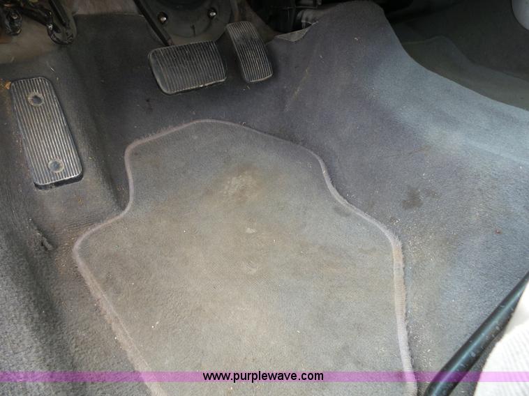 image for item L2055 2004 Ford Taurus