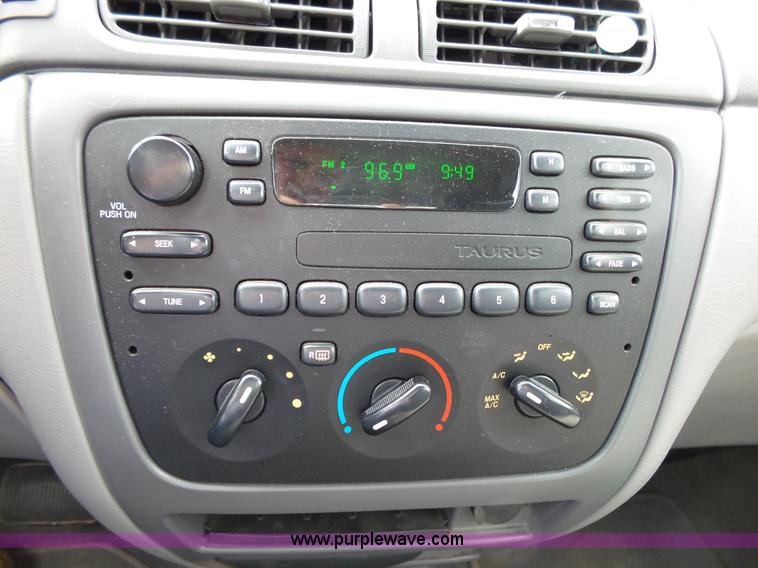 image for item L2055 2004 Ford Taurus