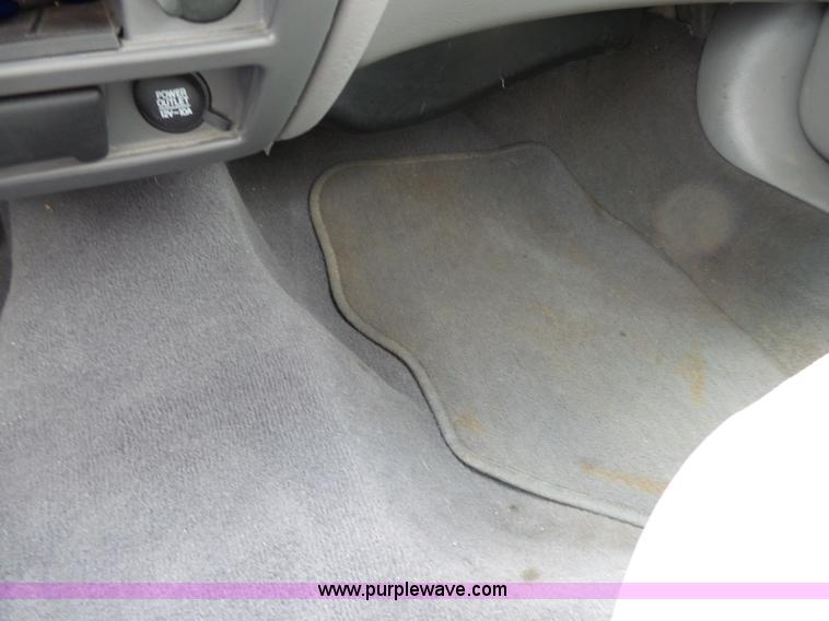 image for item L2055 2004 Ford Taurus