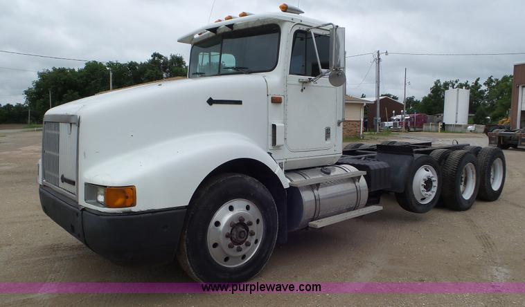 image for item L2058 1995 International 9400 semi truck