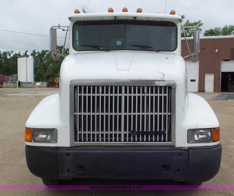 image for item L2058 1995 International 9400 semi truck
