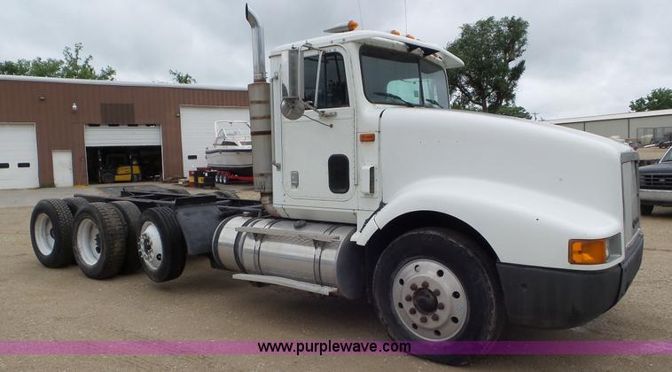 image for item L2058 1995 International 9400 semi truck