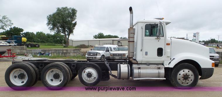 image for item L2058 1995 International 9400 semi truck