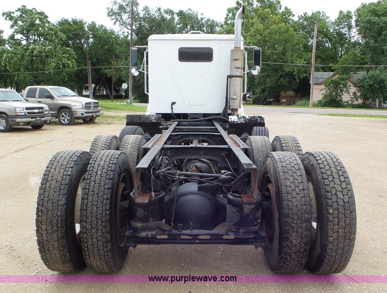 image for item L2058 1995 International 9400 semi truck