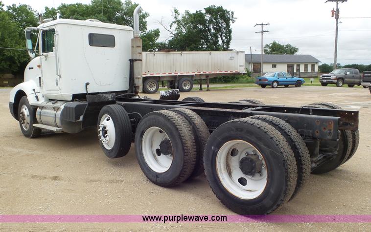 image for item L2058 1995 International 9400 semi truck