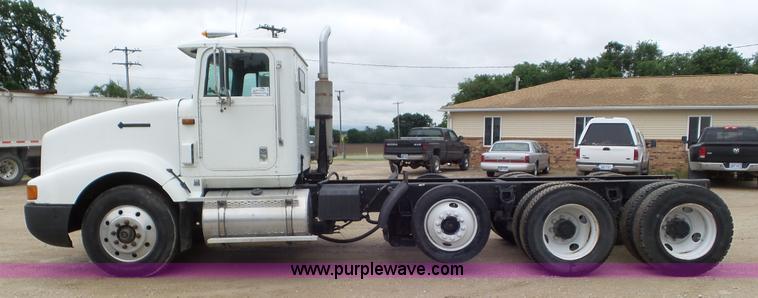 image for item L2058 1995 International 9400 semi truck