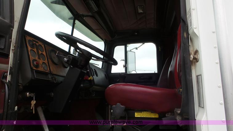 image for item L2058 1995 International 9400 semi truck