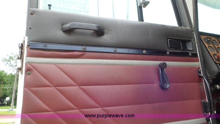 image for item L2058 1995 International 9400 semi truck