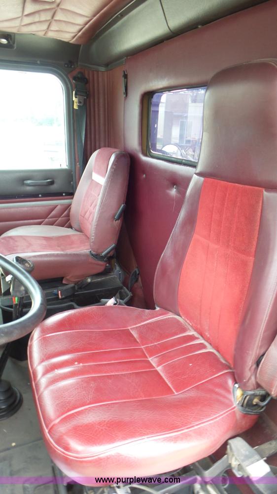 image for item L2058 1995 International 9400 semi truck