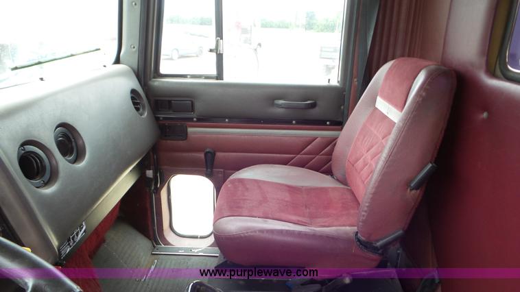 image for item L2058 1995 International 9400 semi truck