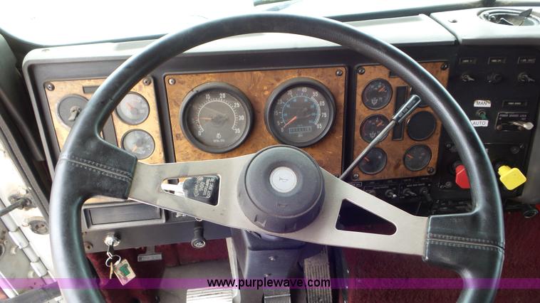 image for item L2058 1995 International 9400 semi truck