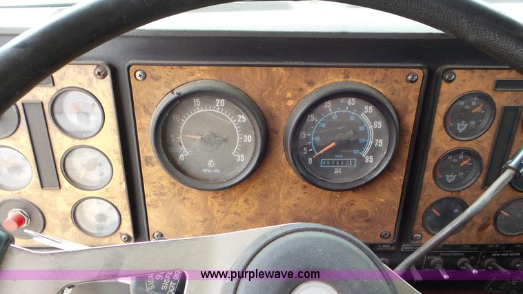 image for item L2058 1995 International 9400 semi truck