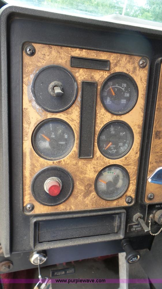 image for item L2058 1995 International 9400 semi truck