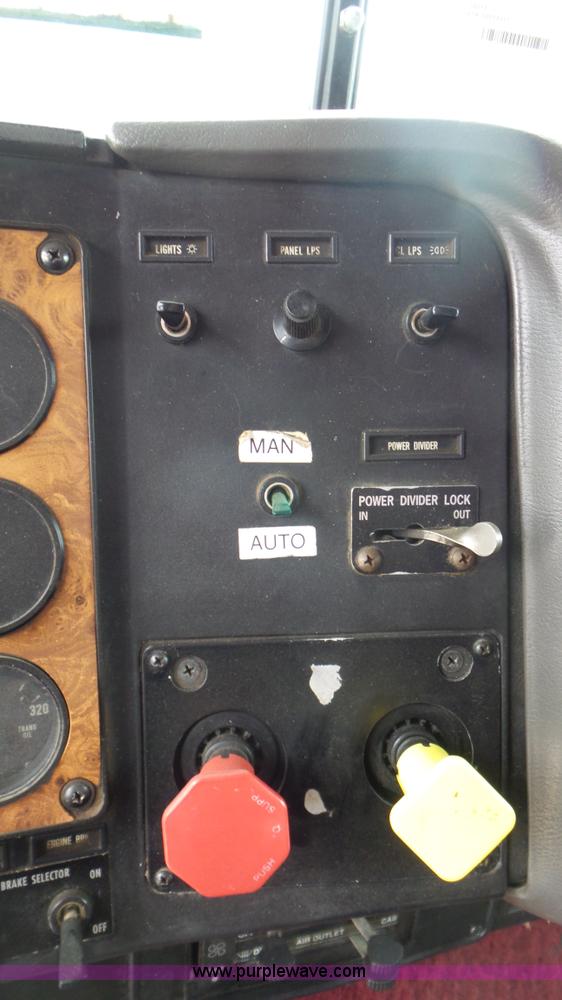 image for item L2058 1995 International 9400 semi truck