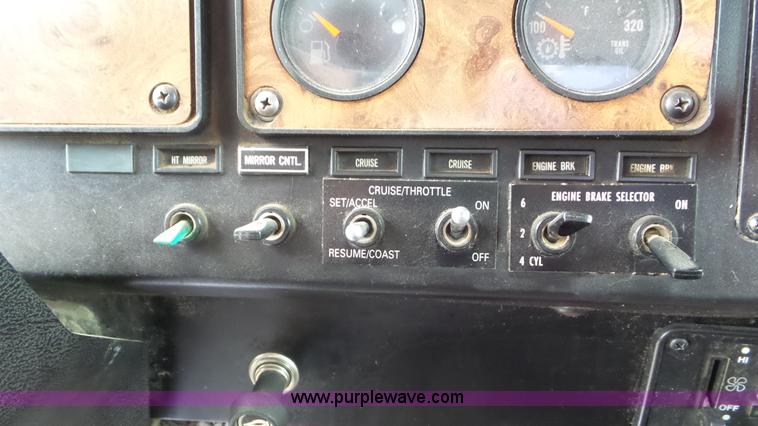 image for item L2058 1995 International 9400 semi truck