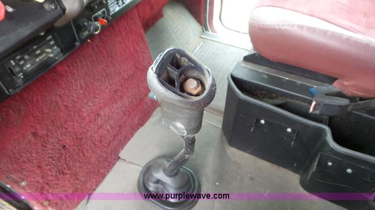 image for item L2058 1995 International 9400 semi truck