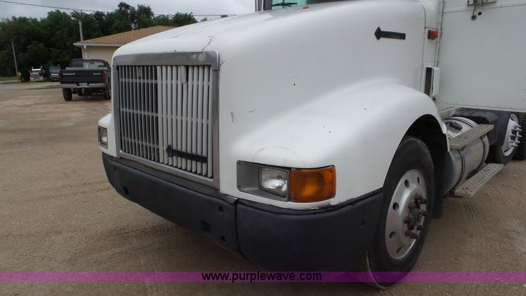 image for item L2058 1995 International 9400 semi truck