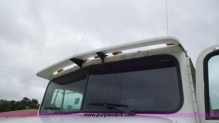 image for item L2058 1995 International 9400 semi truck