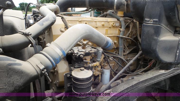 image for item L2058 1995 International 9400 semi truck