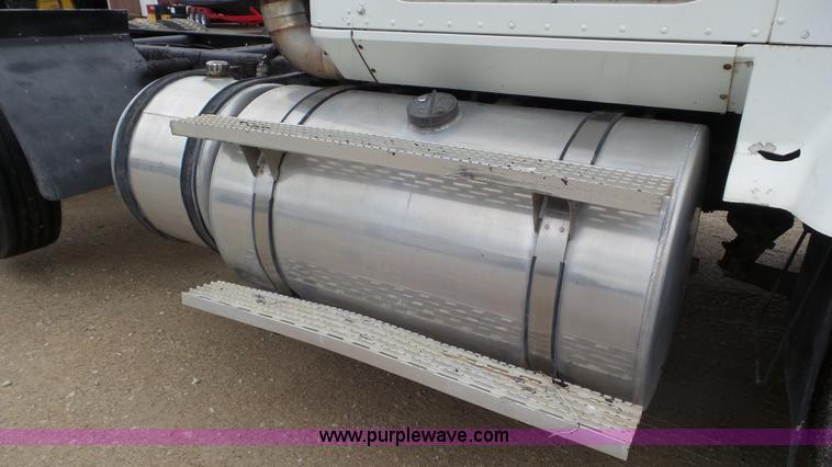 image for item L2058 1995 International 9400 semi truck