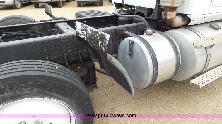 image for item L2058 1995 International 9400 semi truck