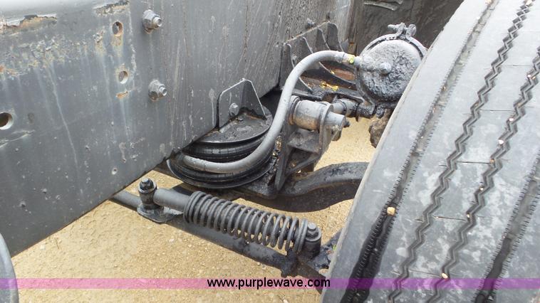 image for item L2058 1995 International 9400 semi truck