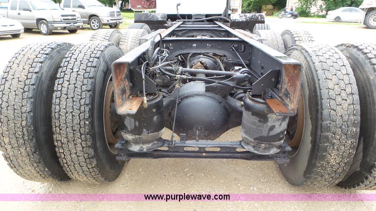 image for item L2058 1995 International 9400 semi truck