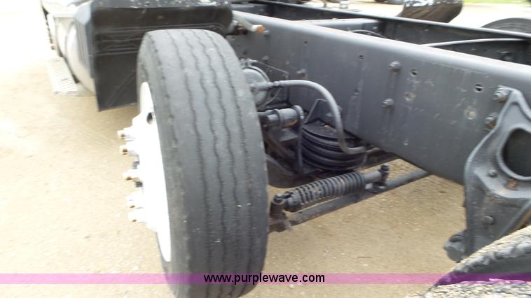 image for item L2058 1995 International 9400 semi truck