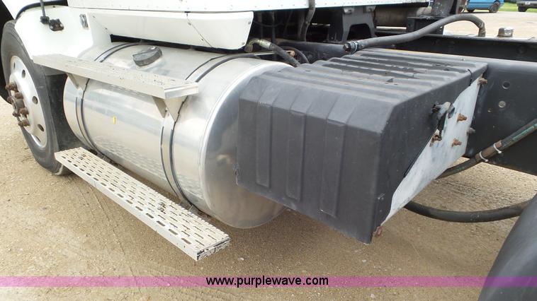 image for item L2058 1995 International 9400 semi truck