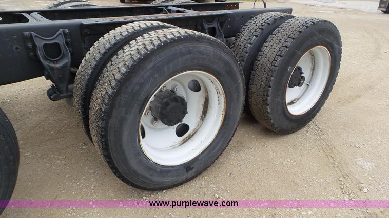 image for item L2058 1995 International 9400 semi truck